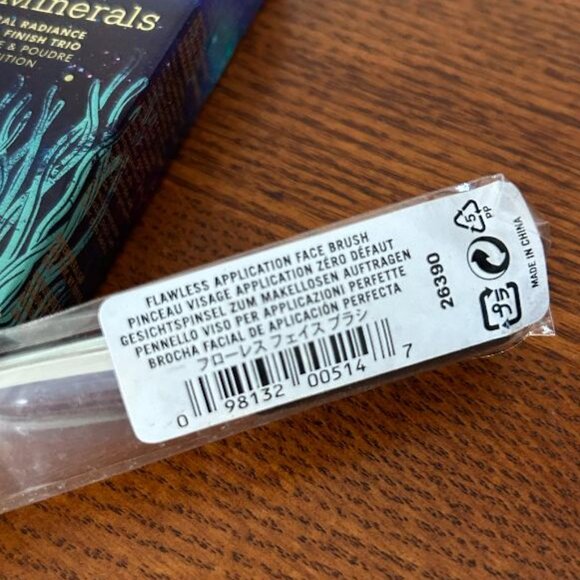 NEW ~ BAREMINERALS TRIO + FLAWLESS FACE BRUSH - Picture 6 of 9